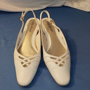 Easy Street Women's 8N White Leather Slingback Sandals
